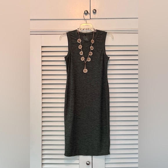 Prana foundation sheath dress in forest green. In great condition. - Picture 4 of 8